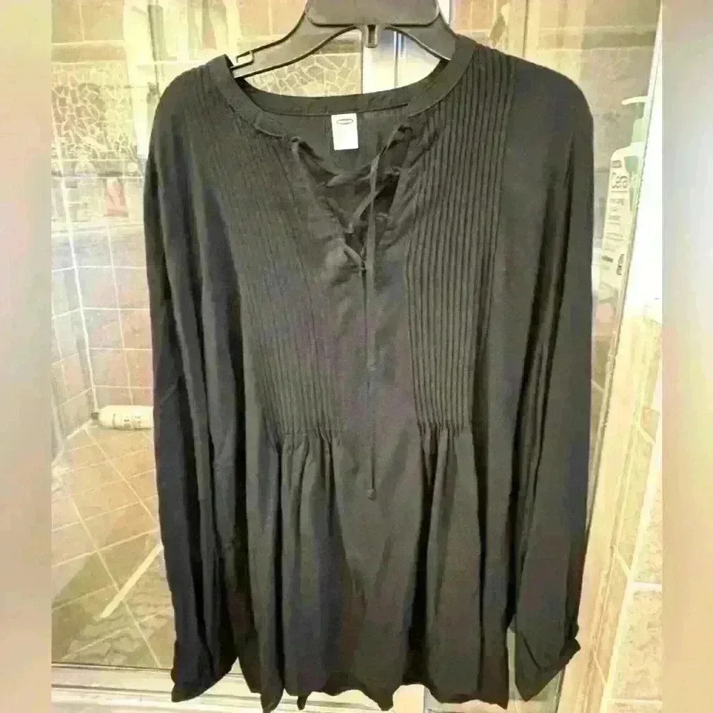 Old Navy boho tie front blouse in black. Size Medium.